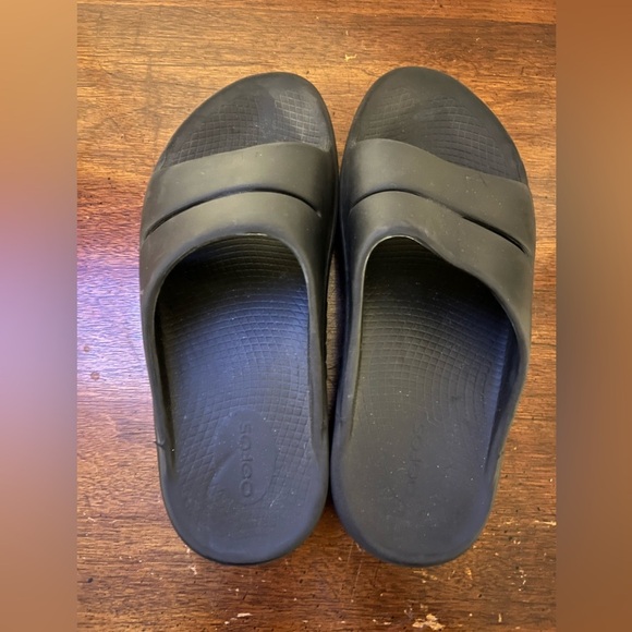 OOFOS Black Slide Sandals SIZE 40 (9 women’s) - Picture 4 of 9